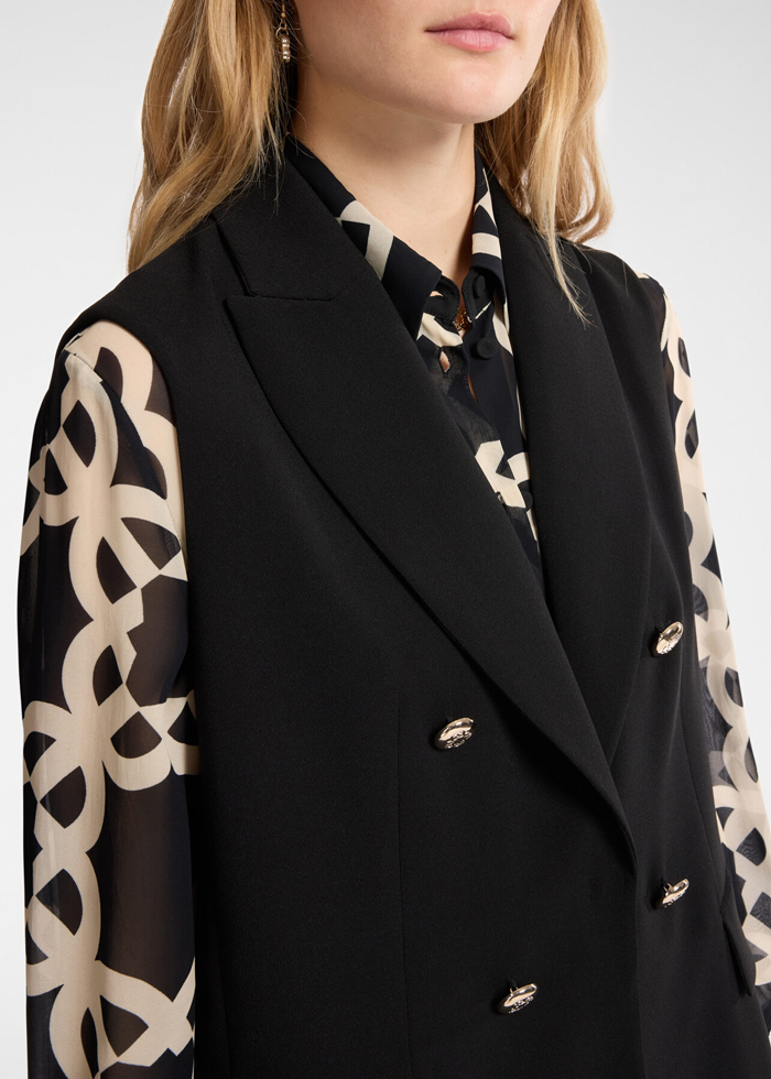 R811Z000023N033_10I_high-res